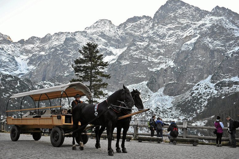 W niedzielę około tysiąca osób nie zmieściło się już do sań jadących spod Morskiego Oka do Zakopanego.