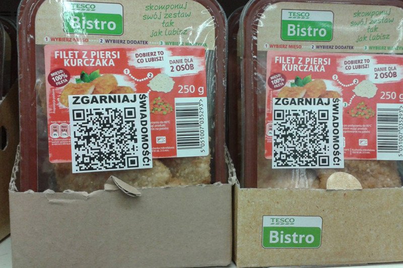 Naklejki z odnośnikami do filmu z produkcji mięsa na produktach w Tesco