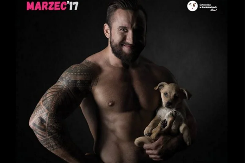 "Psiarelli" – kalendarz na przyszły rok. Warszawscy sportowcy z "modelami" ze schroniska w Korabiewicach.
