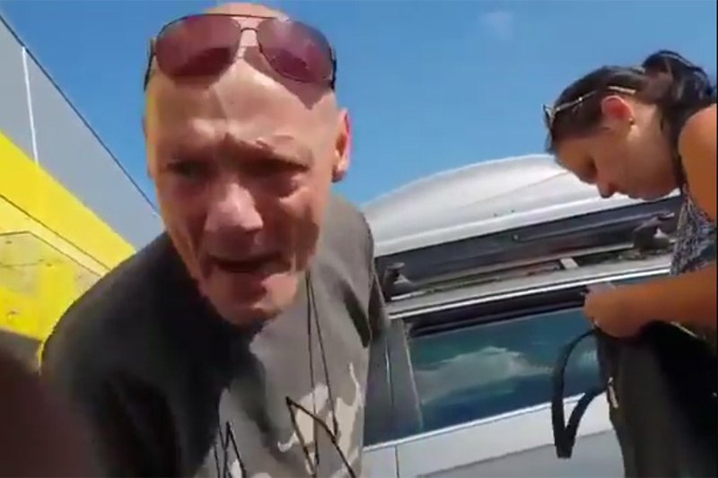 Ten mężczyzna i jego rodzina stali się "bohaterami" polskiej sieci przez nagranie, które przedstawia ich skrajnie wulgarną reakcję na uwagę o psie zamkniętym w ich VW Passacie.