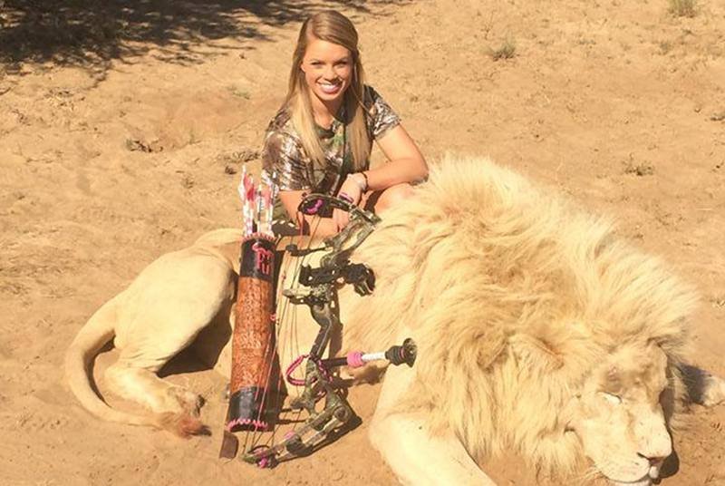 Kendall Jones z upolowanym z łuku lwem