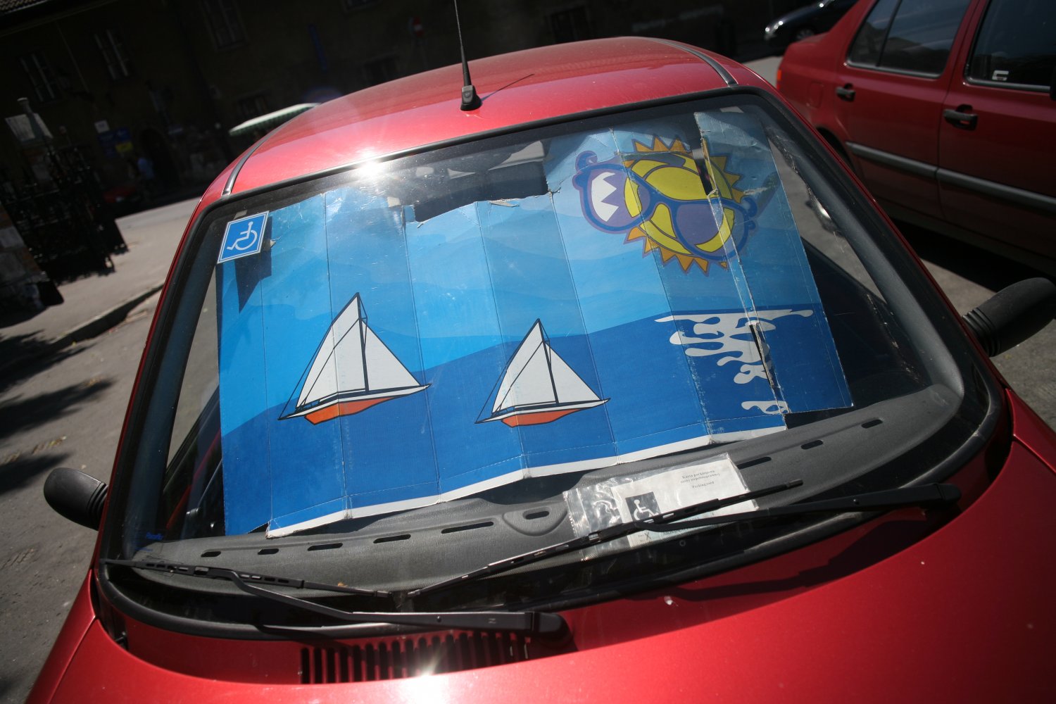 W Piekarach Śląskich o mało nie doszło do tragedii. Rodzicie zostawili dziecko i psa w nagrzanym aucie.