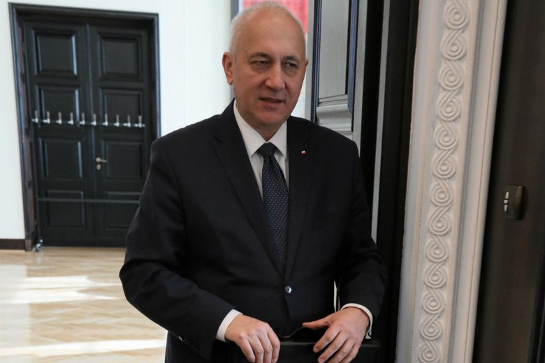 Joachim Brudziński mówił w RMF FM o "gonieniu suki do Brukseli". Polityk wyjaśnił, o co mu chodziło.