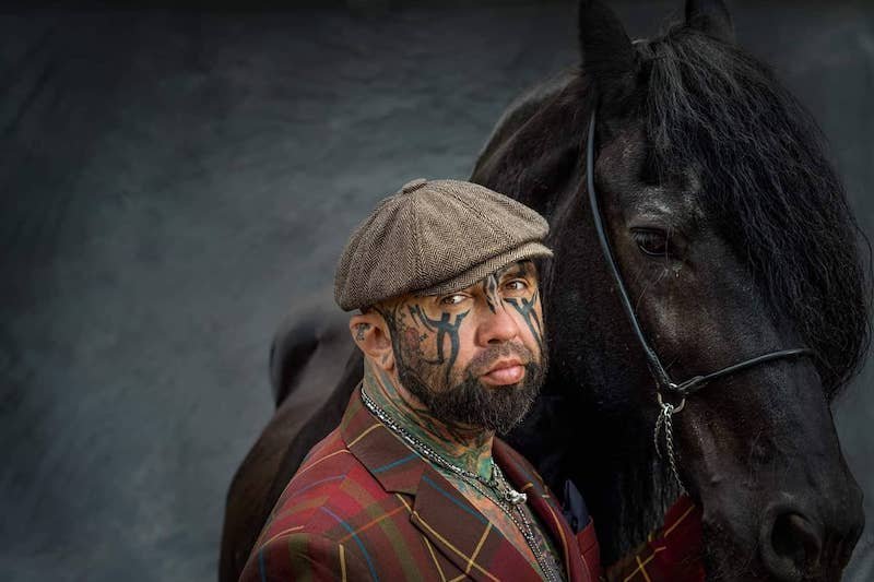 Marcin "Różal" Różalski i uratowany koń, Sułtan. Wierzchowiec miał należeć do znanego piosenkarza disco polo, który teraz twierdzi, że jego muzyki słuchają chorzy w szpitalach.