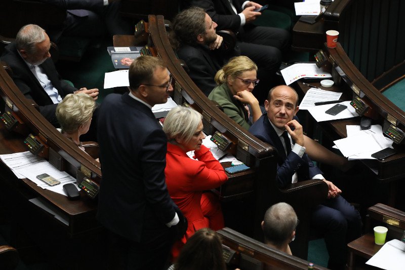 Z KO niemal wszyscy głosowali za zmianą prawa o ochronie zwierząt – 128 osób. Cztery osoby zagłosowały przeciw: Jerzy Borowczak, Tomasz Lenz, Magdalena Łośko i Killion Munyama. Jedna osoba nie głosowała wcale.