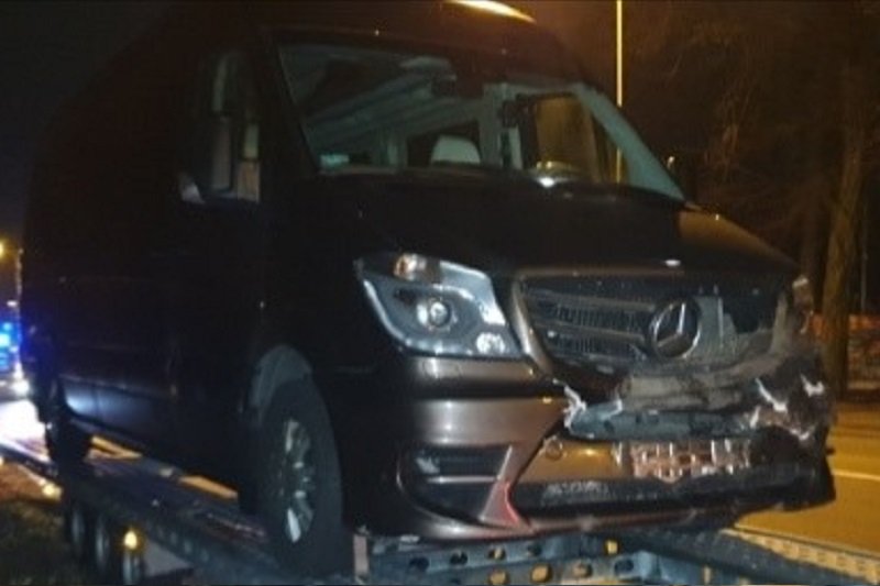 Bus wiozący aktorów Kabaretu Moralnego Niepokoju zderzył się z dzikiem.