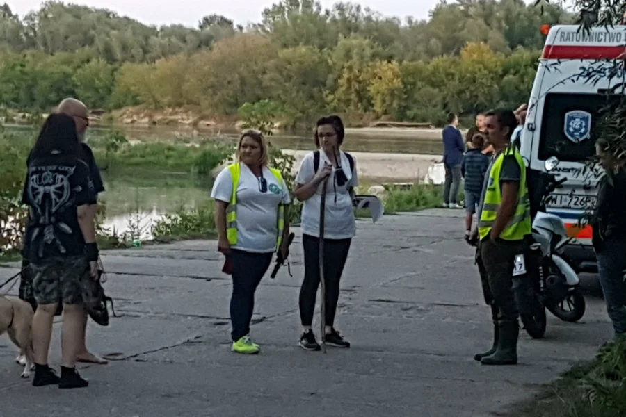 Przedstawiciele Służby Ochrony i Ratownictwa Zwierząt Animal Rescue na przeprawie promowej na wysokości Gassów.