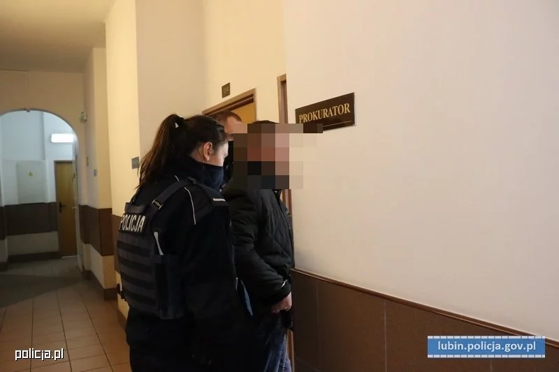 Lubin. Dzięki osobie, która zawiadomiła policję, uwolniona została kobieta, którą przez kilka dni więzili w domu partner i jego kolega. Mężczyźni znęcali się nad nią i psem.