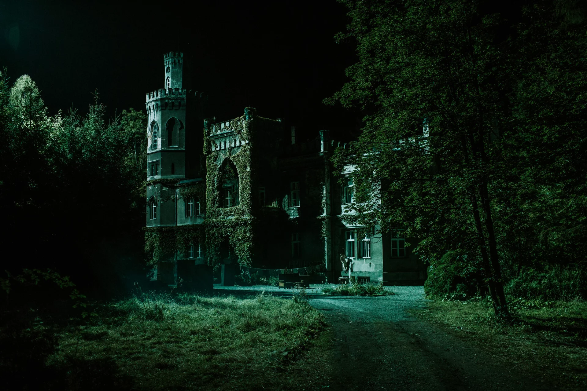 Jest mroczny pałac w lesie, jest klimat