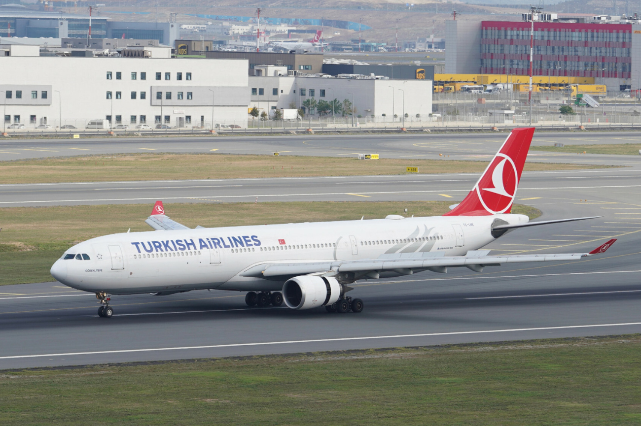 Samolot Turkish Airlines na lotnisku w Stambule