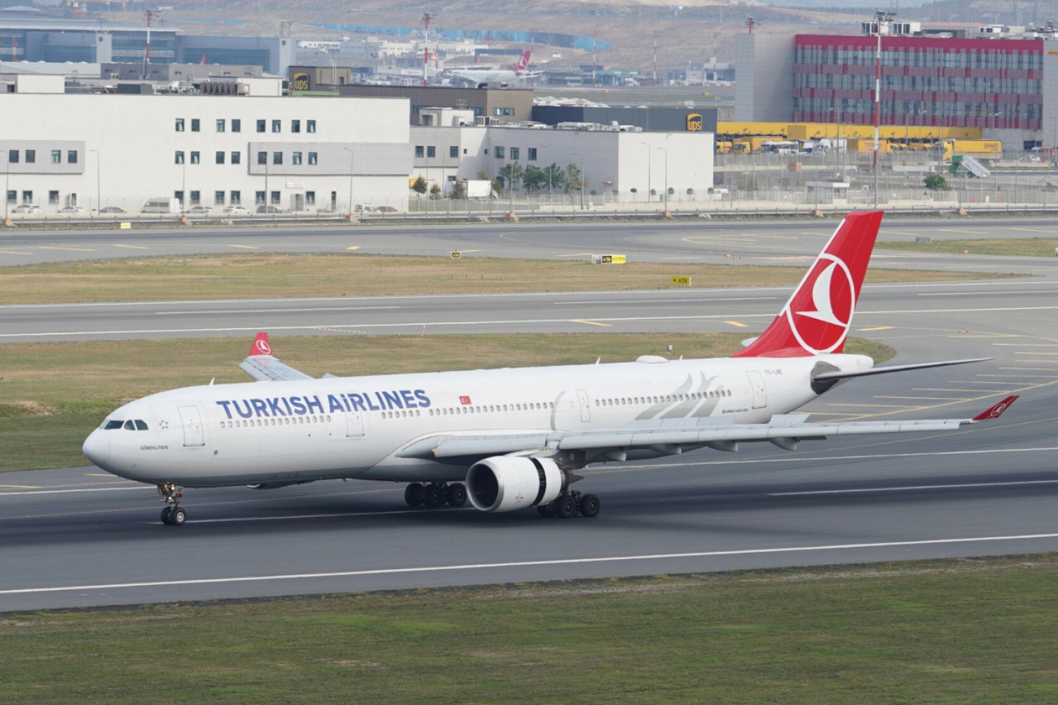 W ładowni samolotu Turkish Airlines dokonano szokującego odkrycia Samolot Turkish Airlines na lotnisku w Stambule