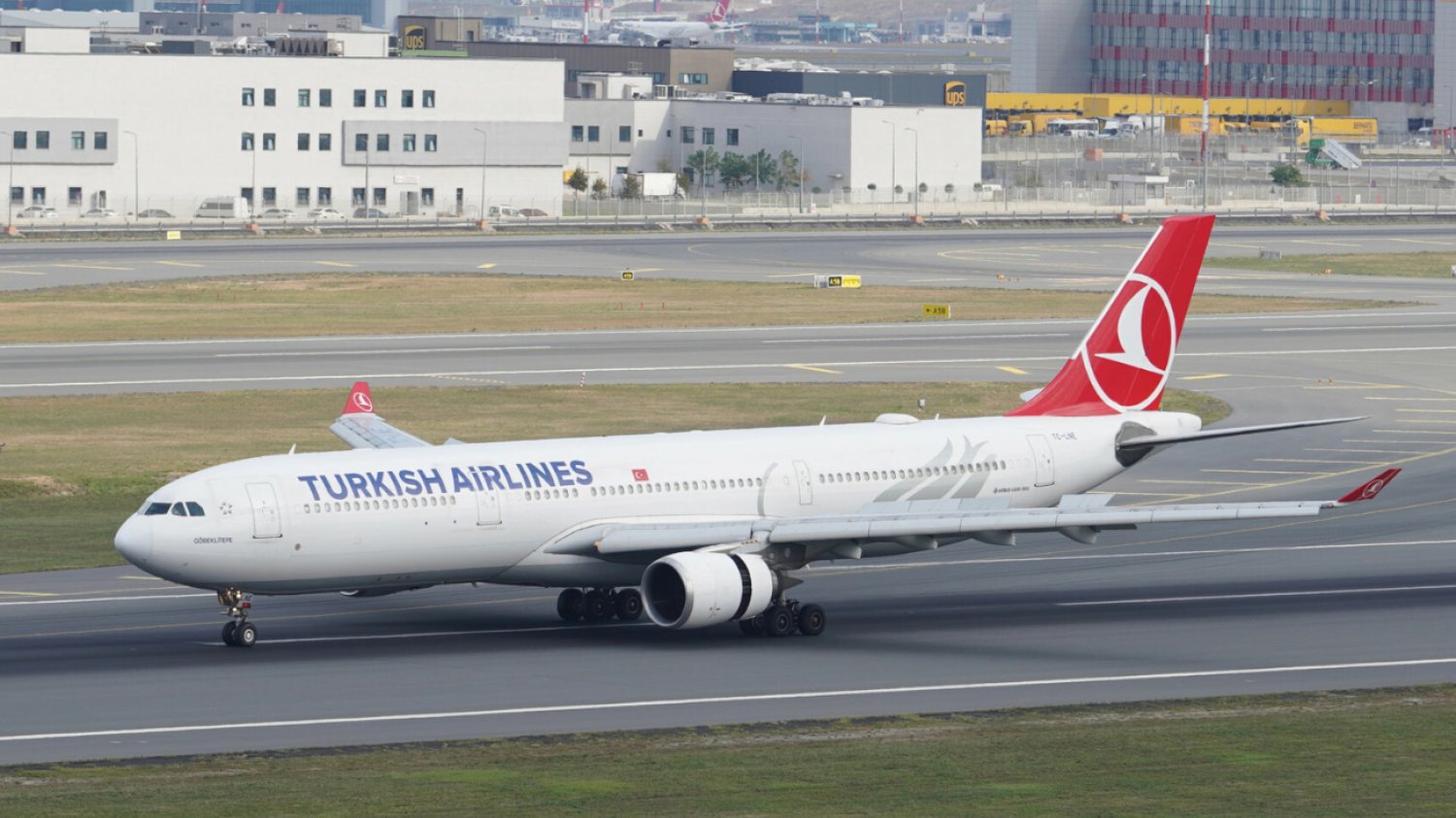 W ładowni samolotu Turkish Airlines dokonano szokującego odkrycia Samolot Turkish Airlines na lotnisku w Stambule