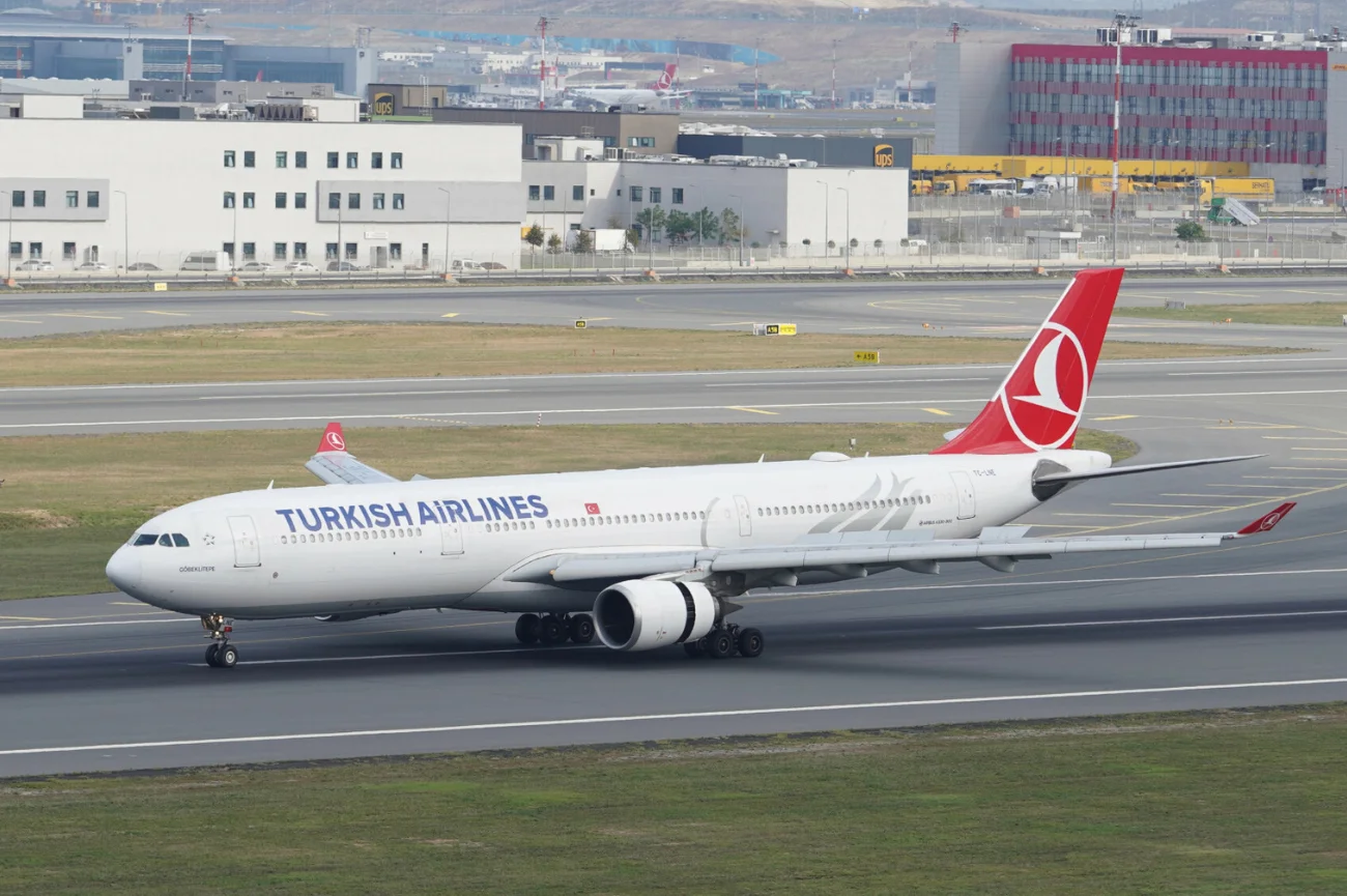 W ładowni samolotu Turkish Airlines dokonano szokującego odkrycia Samolot Turkish Airlines na lotnisku w Stambule