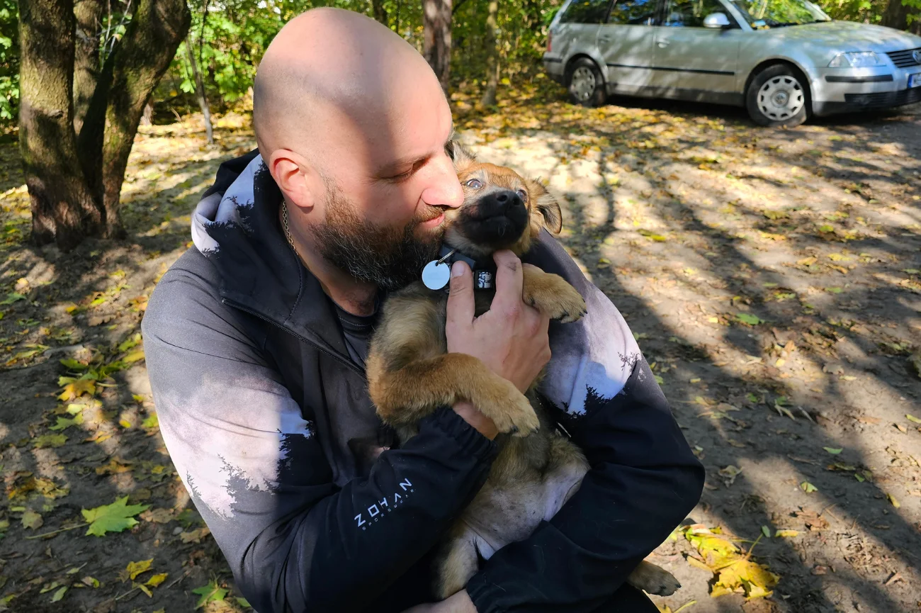 Mariusz Tauber ze szczeniakiem, który niedawno trafił do Fundacji