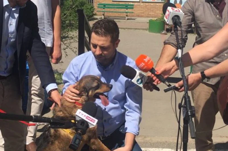 Patryk Jaki odwiedził w sobotę schronisko Na Paluchu.