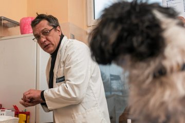 Właściciele zwierząt odwiedzający gabinet pana Witka twierdzą, że ten rozmawia z ich pupilami. – Przesadzają, ja je tylko uspakajam – odpowiada wrocławski weterynarz.