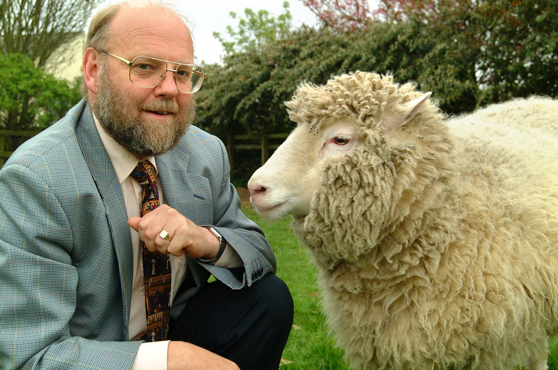 prof. Ian Wilmut ze sklonowaną owcą Dolly