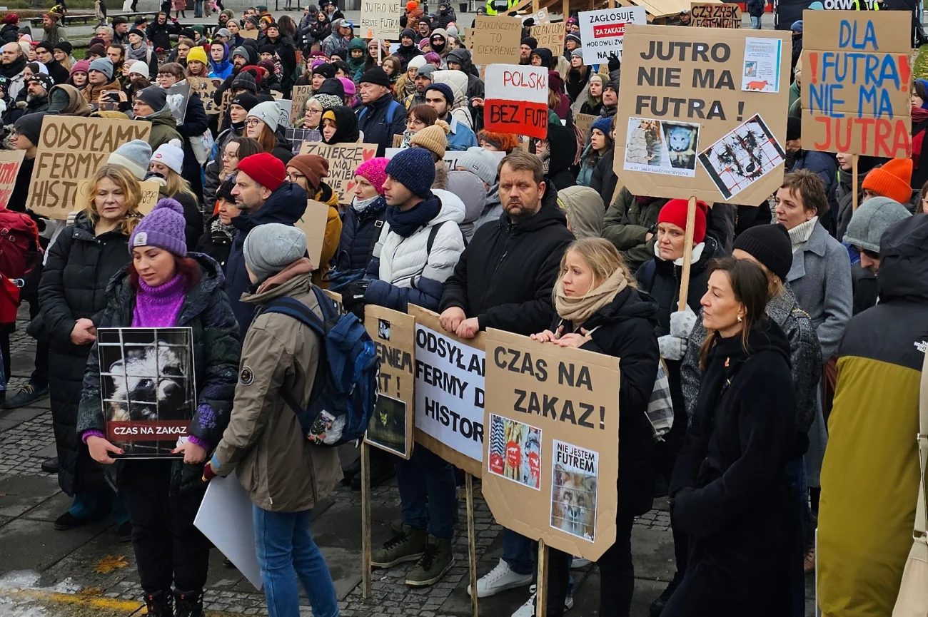 Uczestnicy obchodów Dnia Bez Futra pod Pałacem Kultury i Nauki w Warszawie 