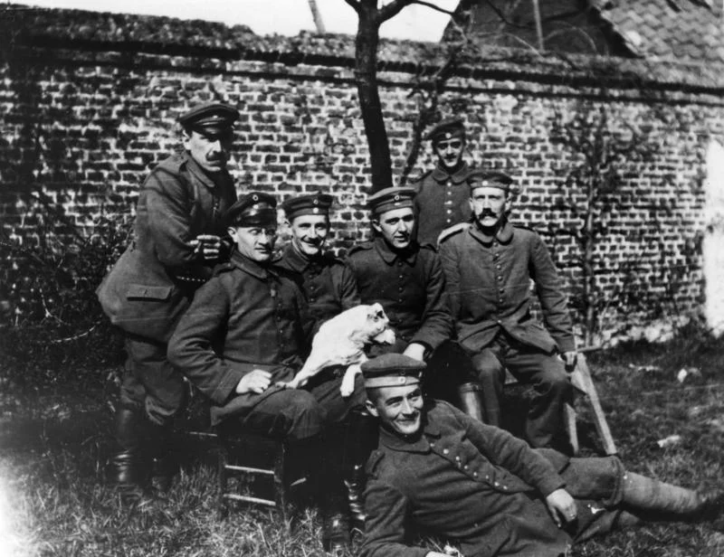 Hitler z kolegami z oddziału i Foxlem (1916) Hitler z kolegami z oddziału i Foxlem (1916)