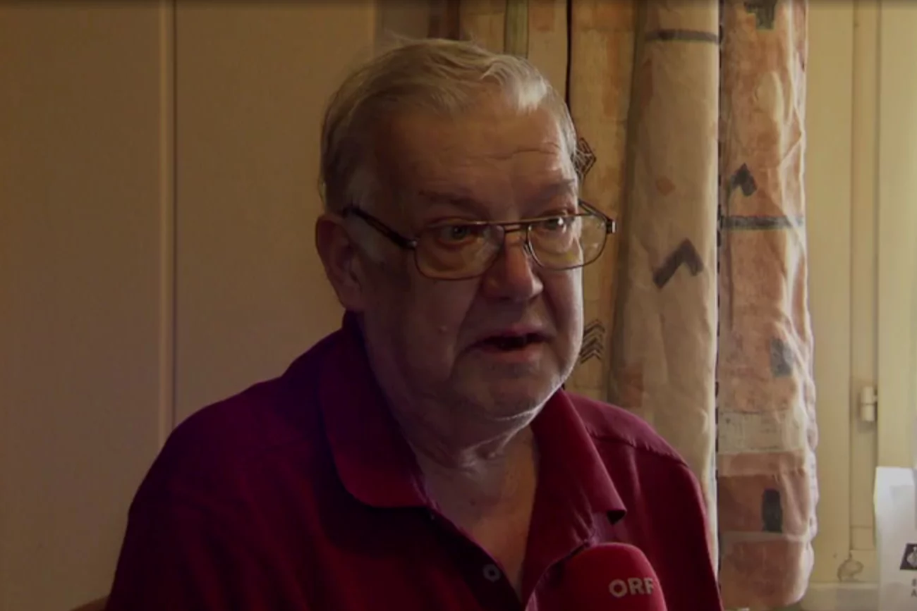 Poszkodowany 65-latek, którego wąż ukąsił w okolice genitaliów.