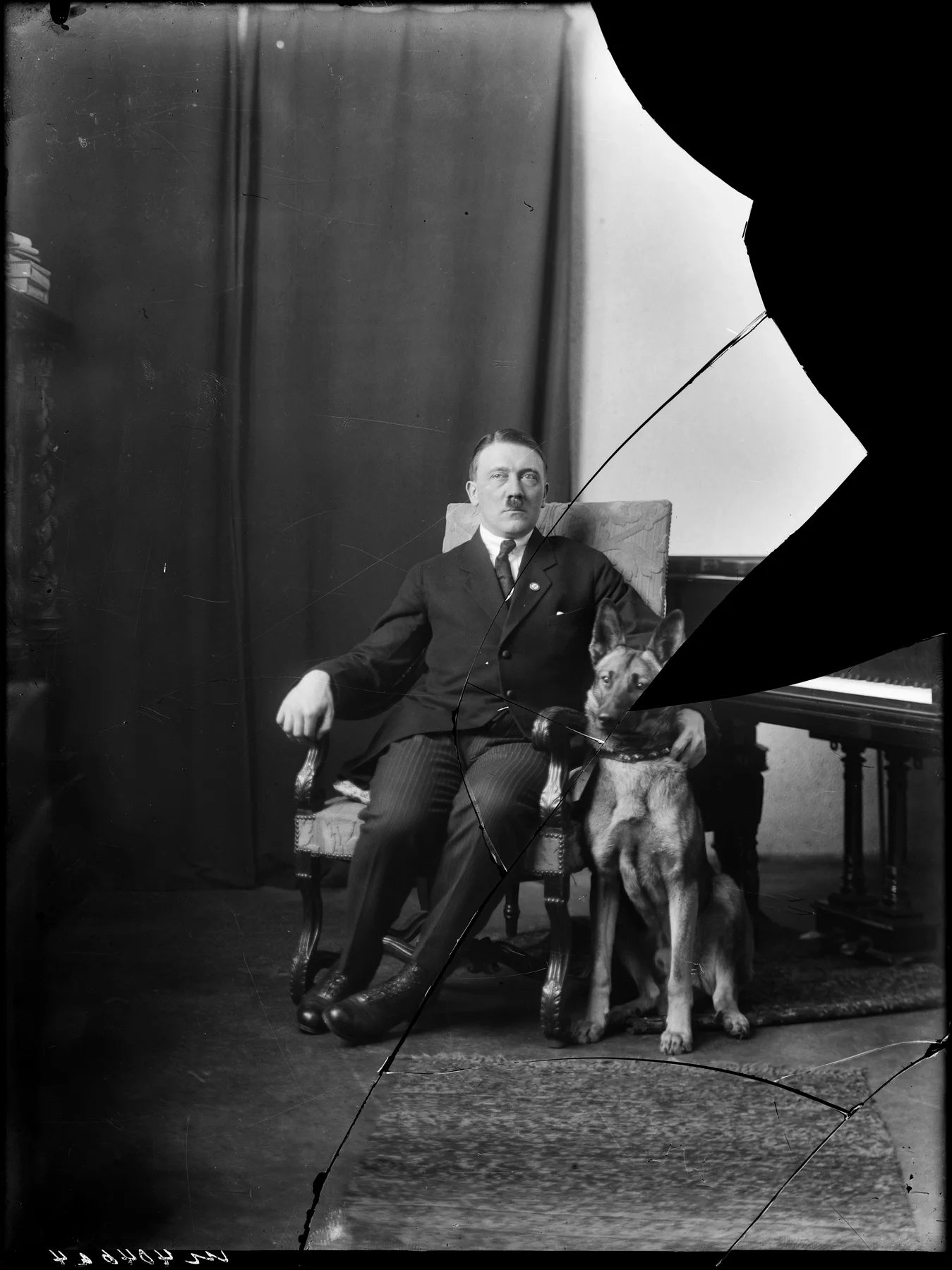 Hitler ze swoim psem Wolfem (1923) Hitler ze swoim psem Wolfem (1923)