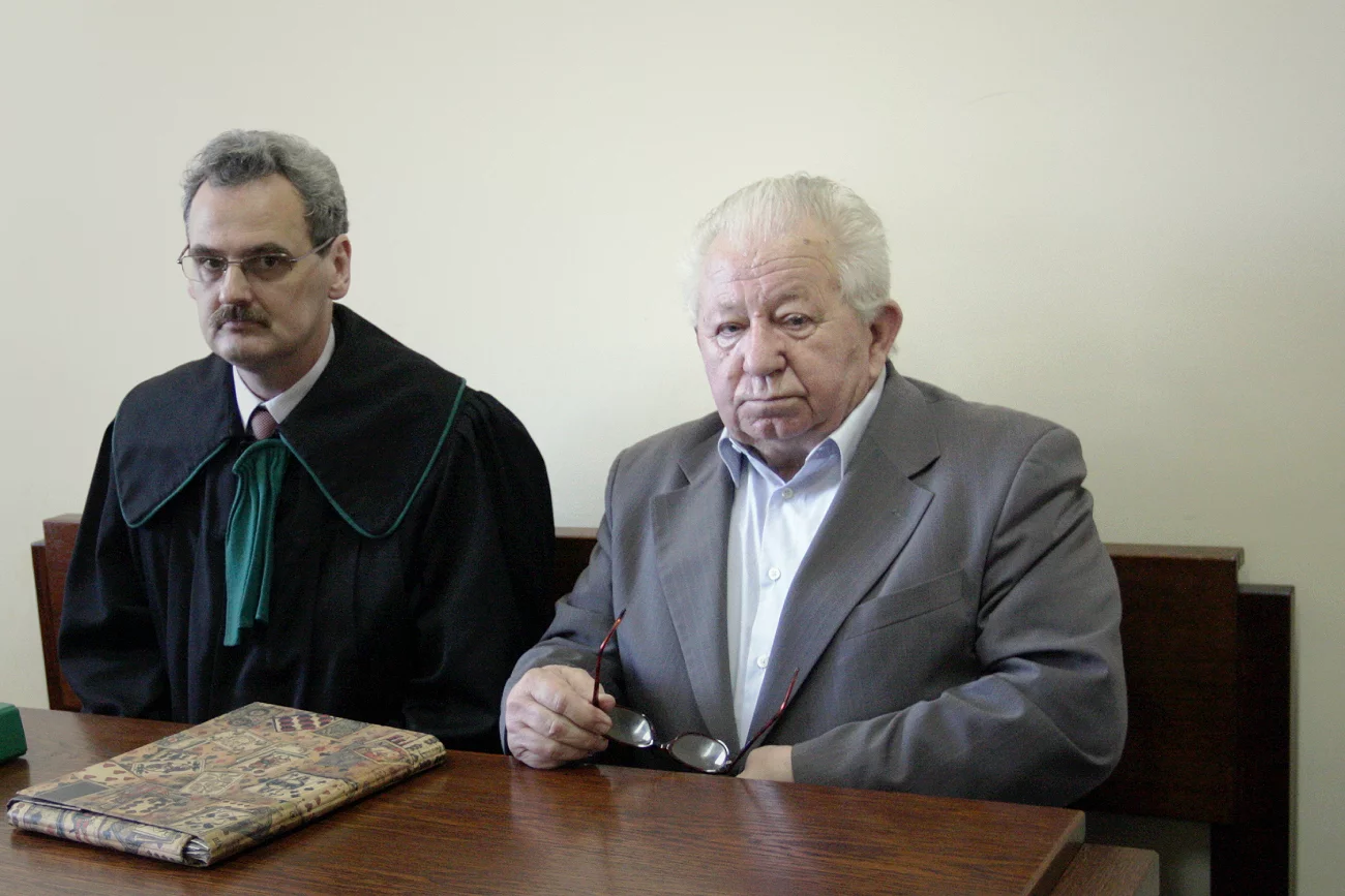 W 2011 roku były dyrektor wrocławskiego zoo Antoni Gucwiński został skazany za znęcanie się nad niedźwiedziem Mago. Były dyrektor wrocławskiego zoo Antoni Gucwiński w sądzie.