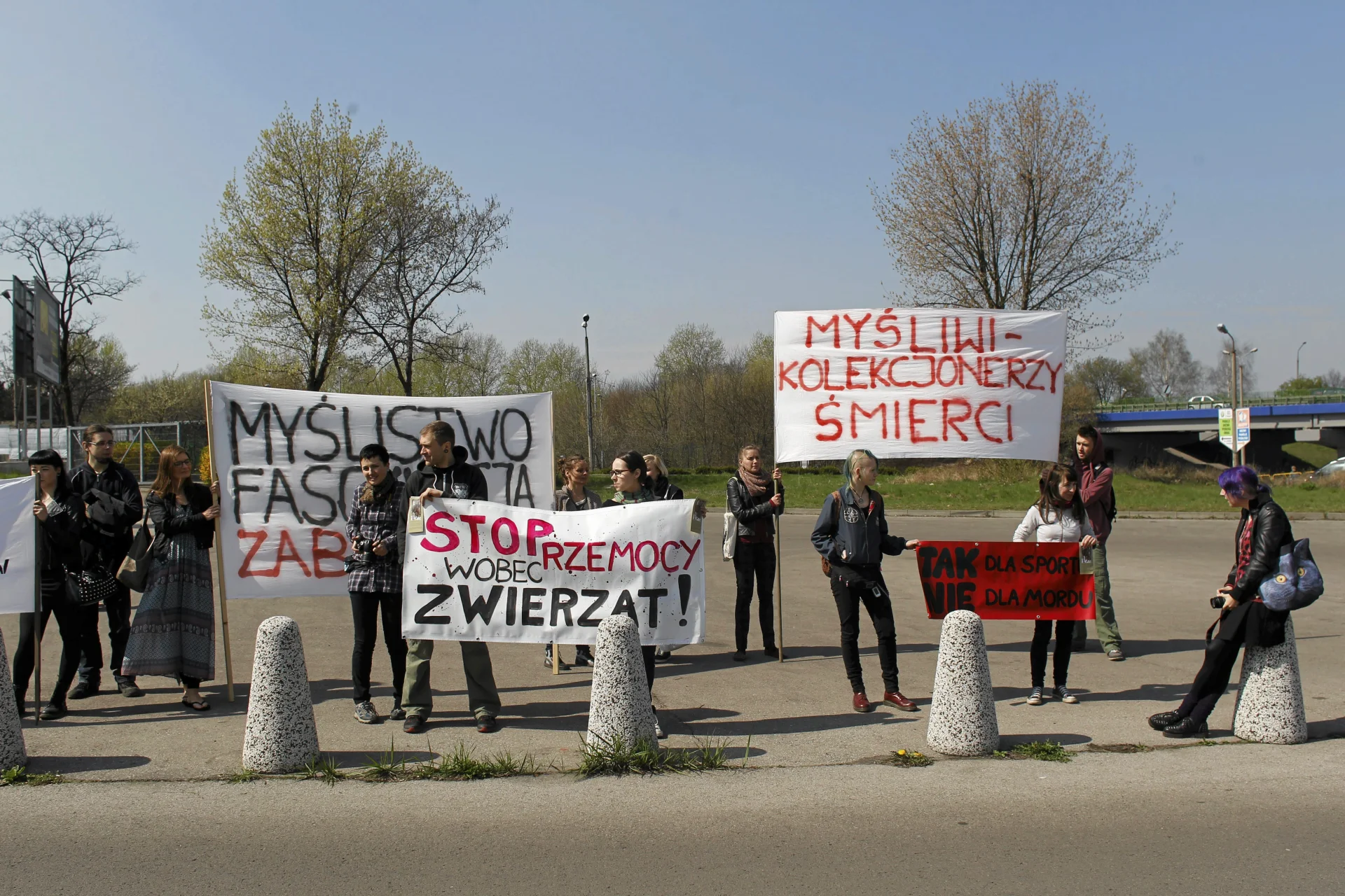 Protest środowisk ruchu obrony praw zwierząt przeciwko Miedzynarodwym Targom Łowieckim odbywającym sie na terenie Targów Expo.