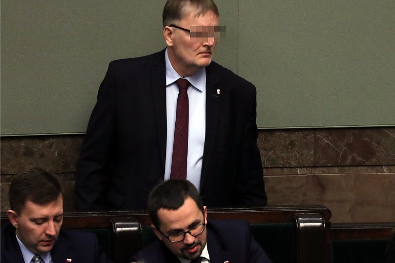 Policja znalazła zwłoki zwierzęcia zakopane na posesji byłego kościerskiego senatora PiS Waldemara B. Policja znalazła zwłoki zwierzęcia zakopane na posesji byłego kościerskiego senatora PiS Waldemara Bonkowskiego.