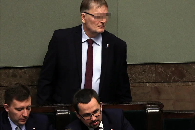 Policja znalazła zwłoki zwierzęcia zakopane na posesji byłego kościerskiego senatora PiS Waldemara Bonkowskiego.