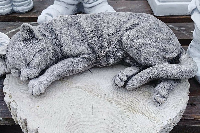 Tak wygląda rzeźba kota, która została skradziona z grobu 8-letniego chłopca.