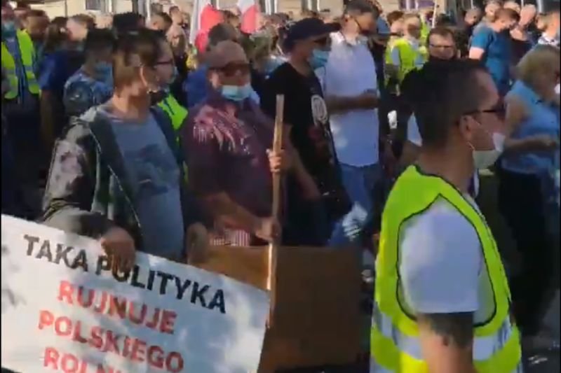 Rolnicy protestują przed siedzibą PiS-u.
