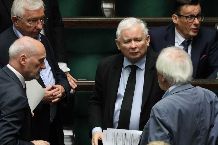 Jarosław Kaczyński miał postraszyć swoich senatorów.