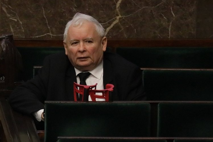 Jarosław Kaczyński zagłosował niezgodnie z własnymi przekonaniami. Powodem miała być nieobecność Pani Basi.