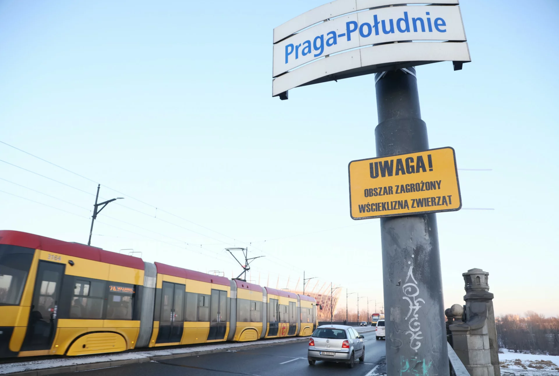 Tabliczka "Uwaga wścieklizna" na Moście Poniatowskiego w Warszawie