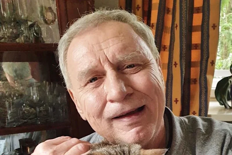 Patryk Vega pokazał kadr z filmu "Polityka", przedstawiający prezesa i jego największego przyjaciela.