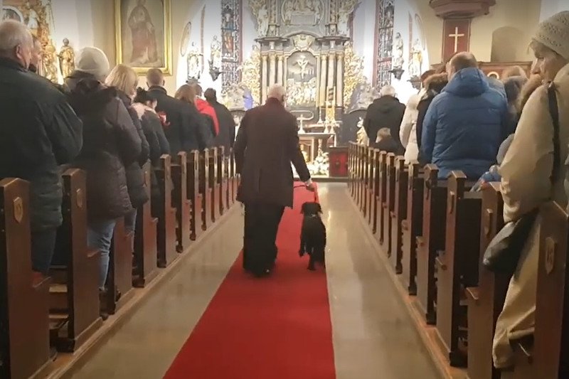 Ksiądz wprowadził do świątyni psa by zachęcić wiernych do adopcji zwierząt ze schroniska.