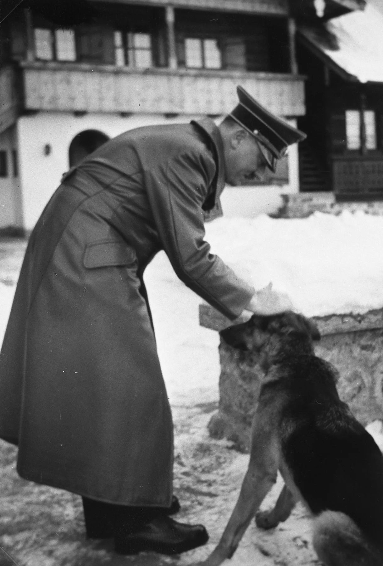 Hitler głaszcze swojego psa Wolfa (1940) Hitler głaszcze swojego psa Wolfa (1940)
