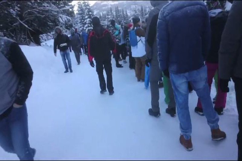 Kolejny tatrzański absurd ujrzał światło dzienne. Kolejka składająca się z dziesiątek osób ustawiła się do... fiakrów wożących turystów nad Morskie Oko.