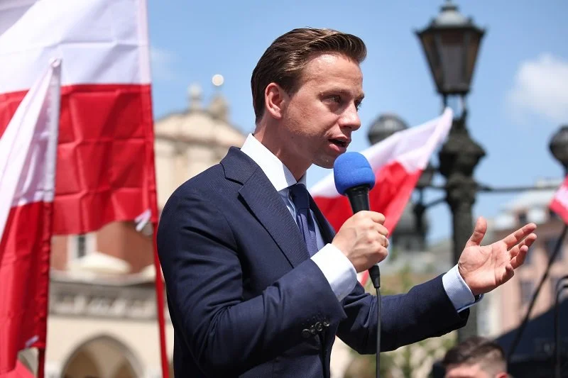Krzysztof Bosak pożalił się rolnikom na hejt za wpis o zwierzętach w klatkach.