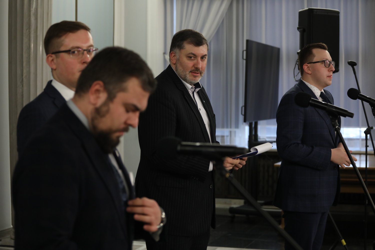 Poseł Konfederacji Artur Dziambor donosi o mrówkach w Sejmie.