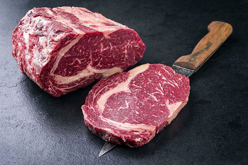 Ubój rytualny – co to jest? Na czym polega halal i koszerność? [WYJAŚNIAMY]