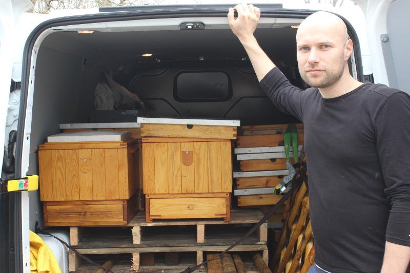 Kamil Baj przed swoim ulowozem.