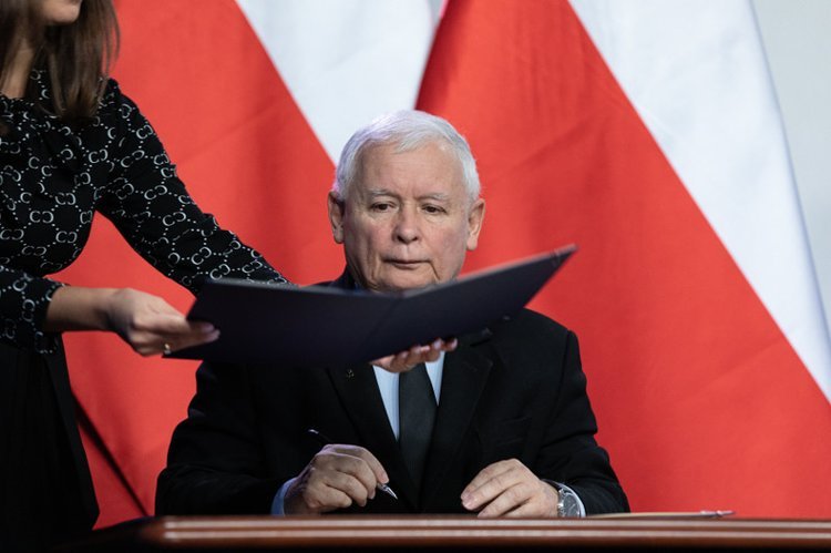 Jarosław Kaczyński nie może być zadowolony z takiego biegu rzeczy w Senacie.