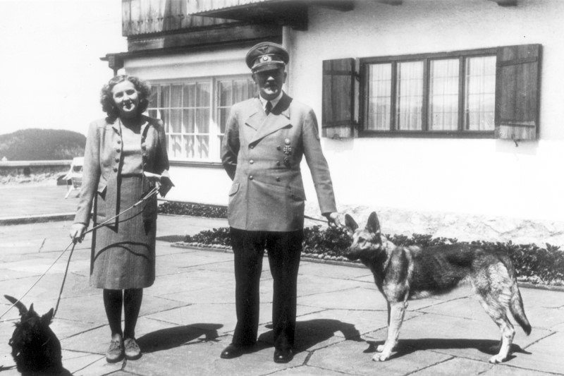 Adolf Hitler z suczką owczarka niemieckiego Blondi, Ewą Braun i jej dwoma psami (1942)