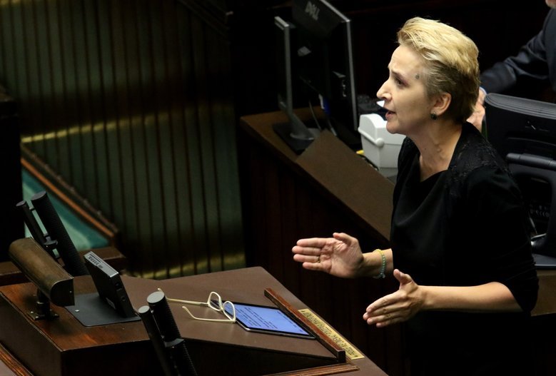 Scheuring-Wielgus oddała dwie suczki do schroniska w 2016 roku