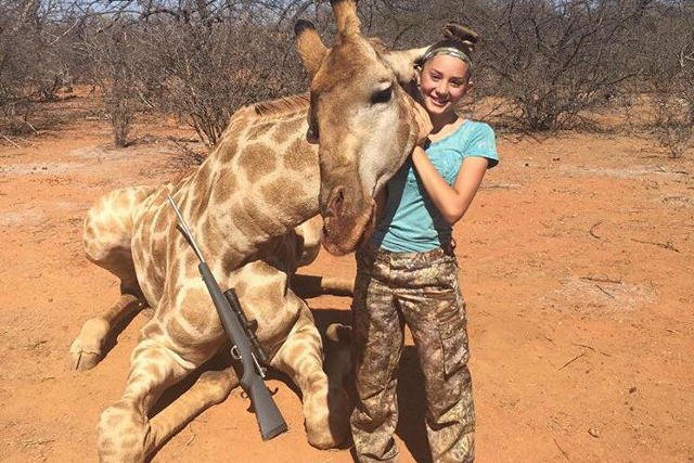 Aryanna jest dumna z tego, że udało jej się zabić żyrafę.