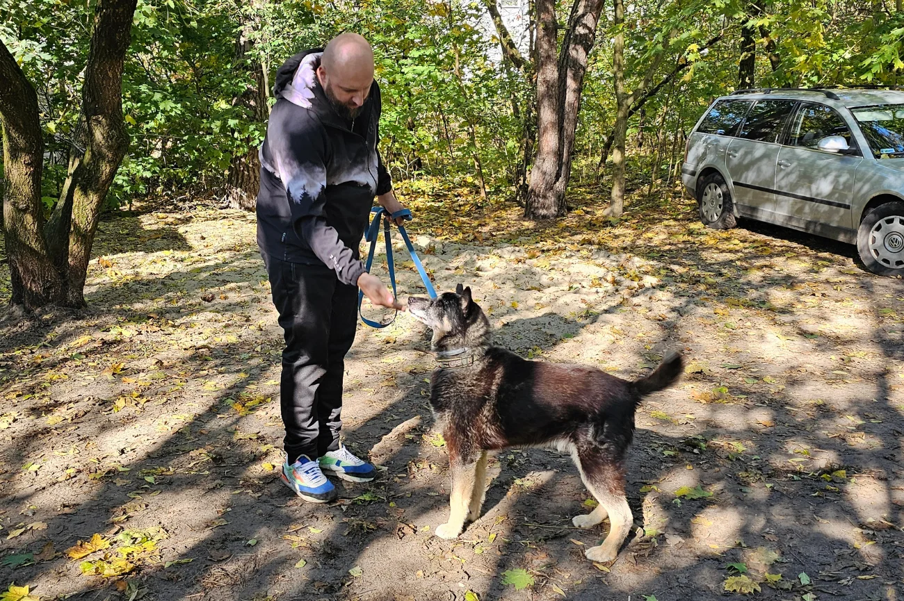 Mariusz Tauber z kundelkiem, podopiecznym Fundacji