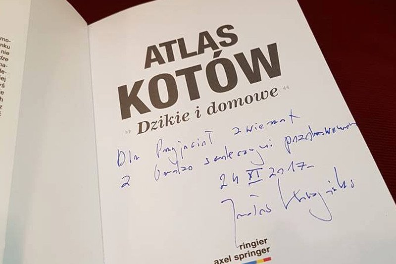 Pieniądze z aukcji Albumu Kotów, który czytał Jarosław Kaczyński, są już na koncie Krakowskiego Towarzystwa Opieki nad Zwierzętami.