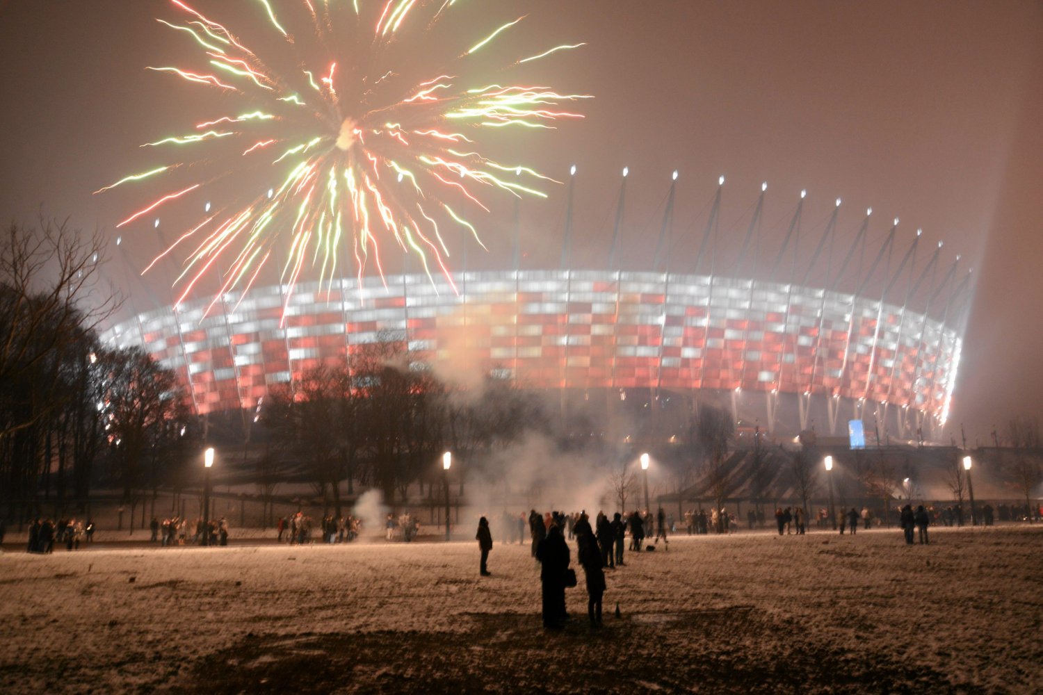 Sylwestrowy pokaz sztucznych ogni przy Stadionie Narodowym w Warszawie