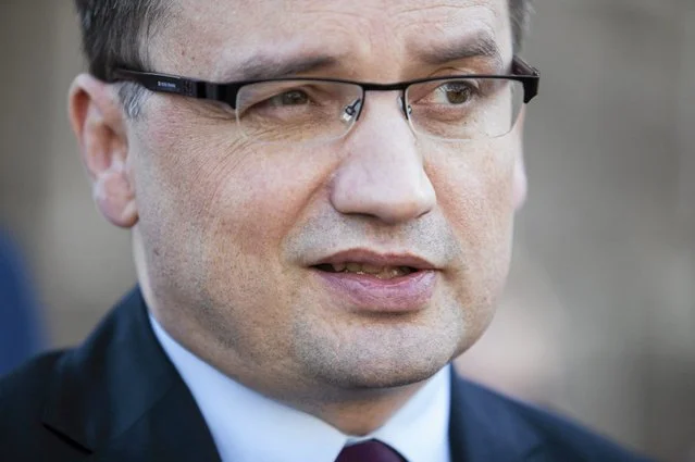 Mieszkańcy stołecznej Białołęki protestują przeciwko budowanej tam Wyższej Szkoły Kryminologii i Penitencjarystyki.